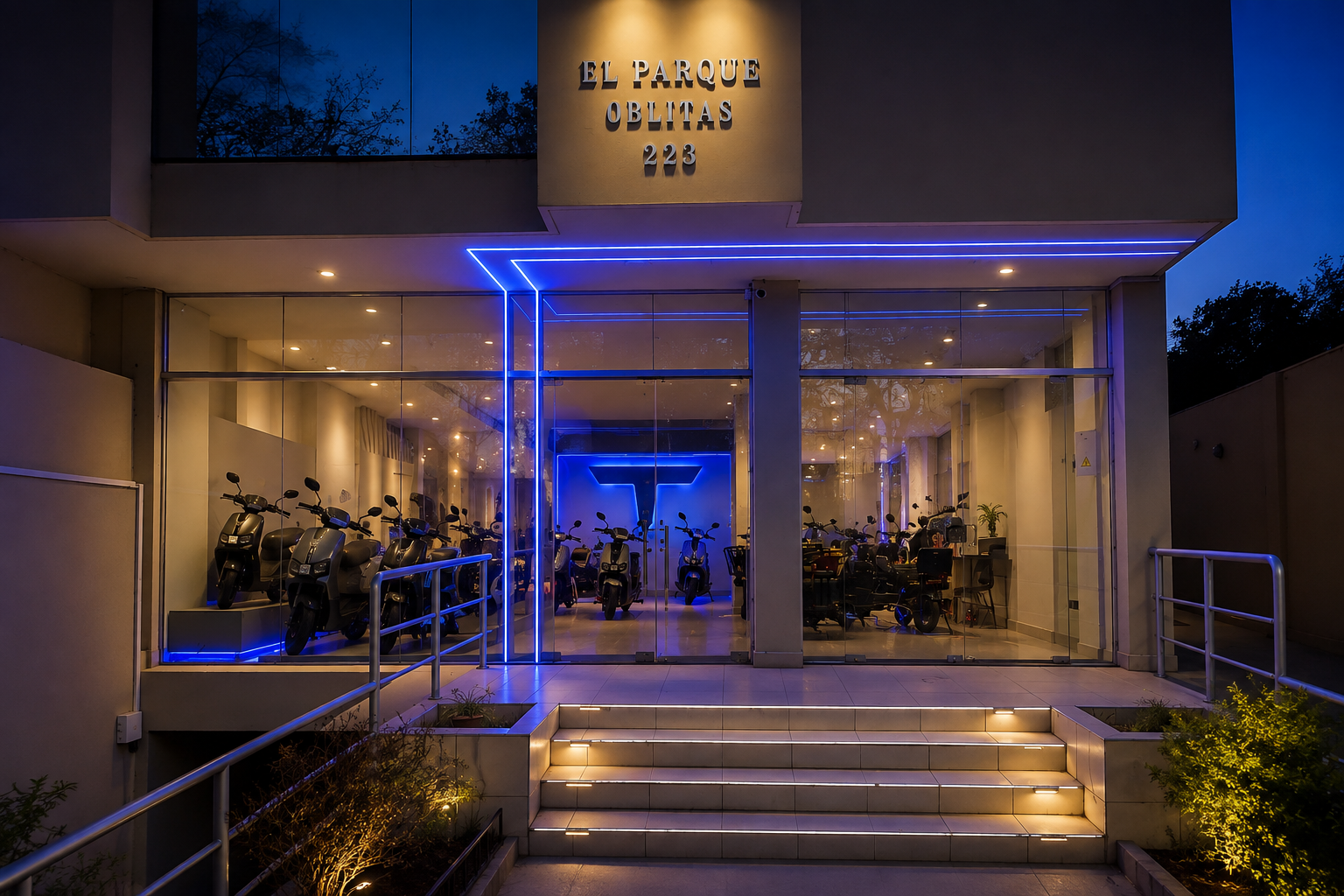 Entrada iluminada del showroom TED en Cochabamba, en el edificio El Parque Oblitas